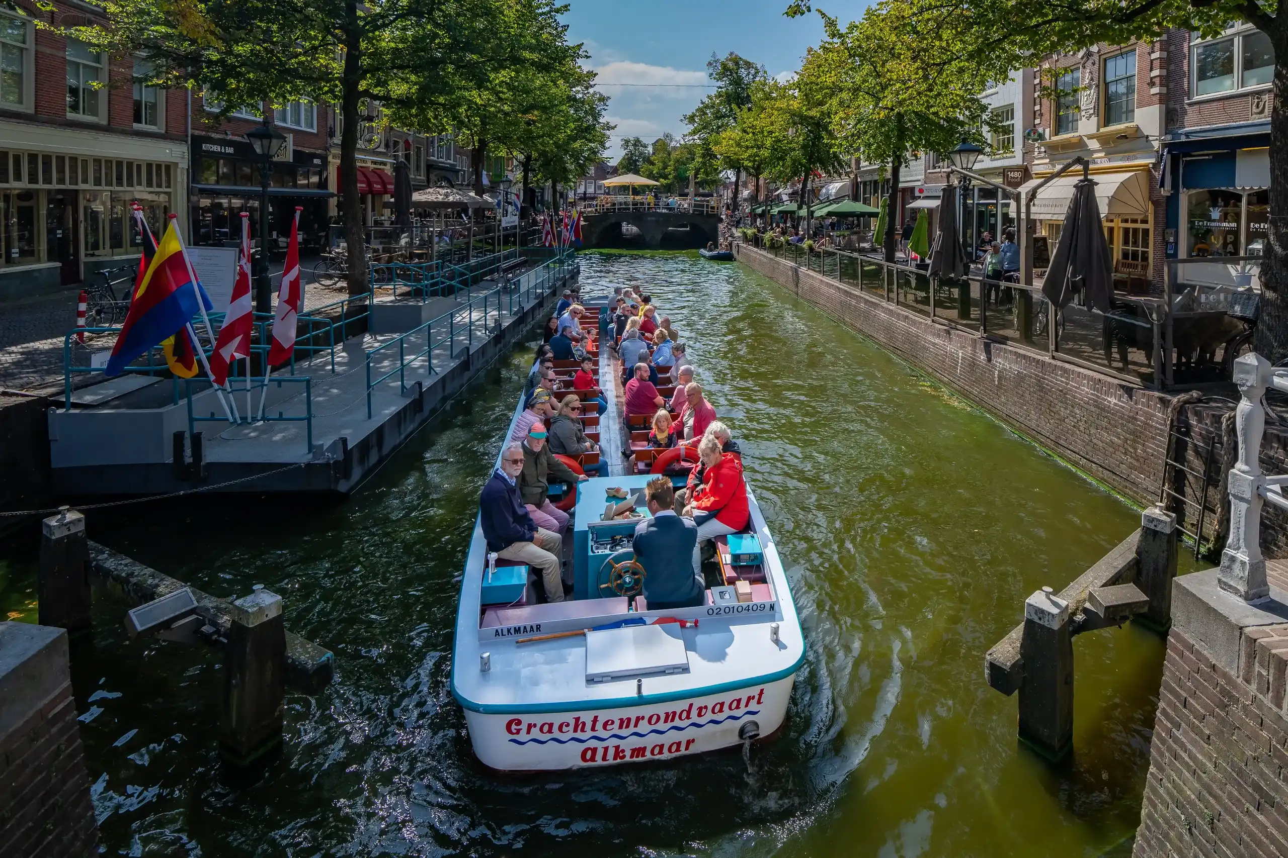 Rondvaartboot in de gracht van Alkmaar